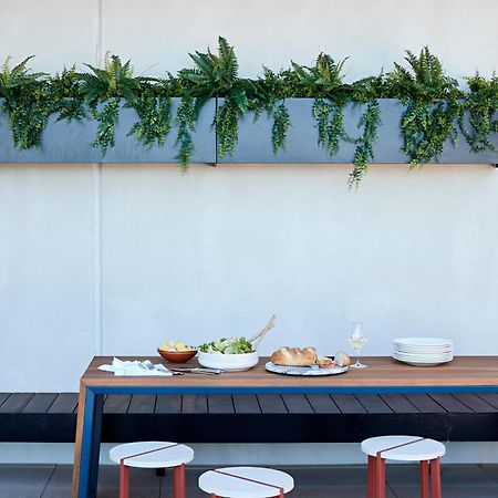Tyrian Albert Park Lake Melbourne Exterior foto A balcony garden
